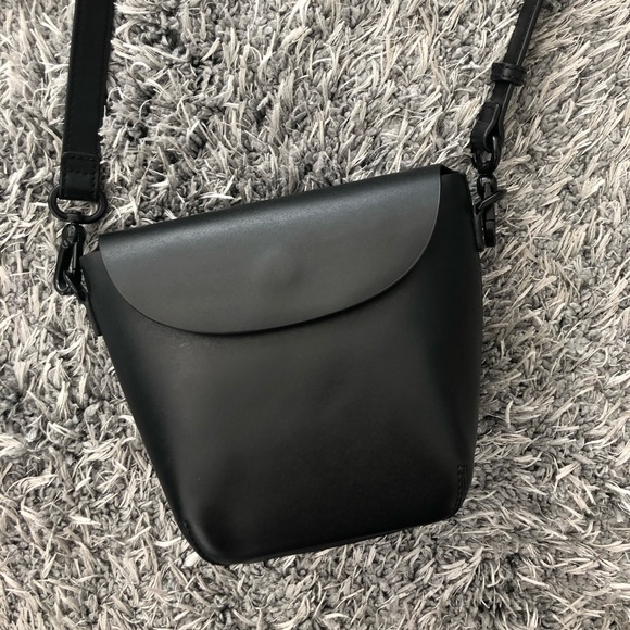 Charles & Kieth shoulder bag / crossbody bag - Picture 1 of 7